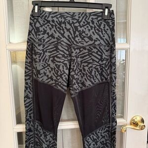 Like New - Lululemon Black and Gray Patterned Mesh Leggings Size 6